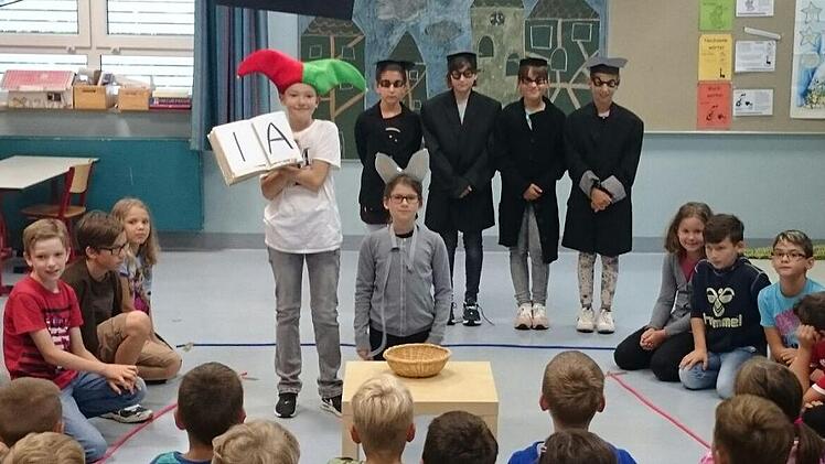 Kopfstand bei der Projektwoche der Grundschule