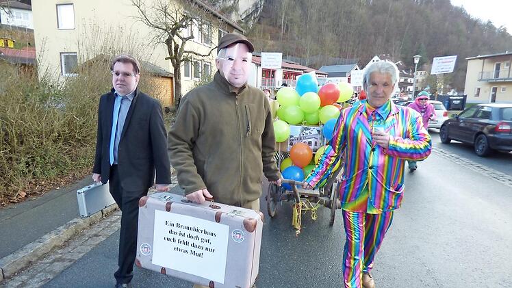 Verkleidet als Edgar Klaus, Janus Nowak und Bürgermeister Edmund Pirkelmann ziehen diese drei mit. Foto: Thomas Weichert