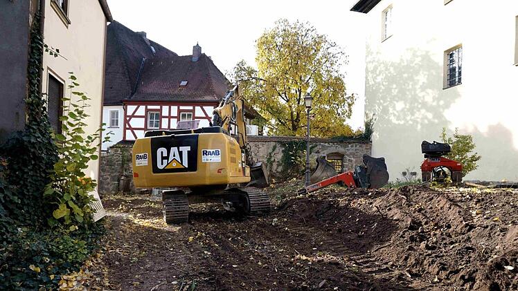 Im Schlossgraben werden der Kanal und die Versorgungsleitungen erneuert.   Foto: Richard Sänger