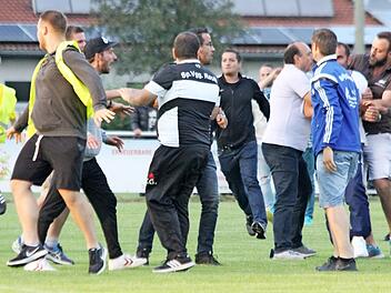 Unschöne Bilder am Spielfeldrand: Statt fairen Worten gab es Beleidigungen und einen Kopfstoß, der ein Nasenbein zertrümmerte. Foto: H. Kowalsky