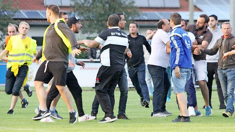 Unschöne Bilder am Spielfeldrand: Statt fairen Worten gab es Beleidigungen und einen Kopfstoß, der ein Nasenbein zertrümmerte. Foto: H. Kowalsky