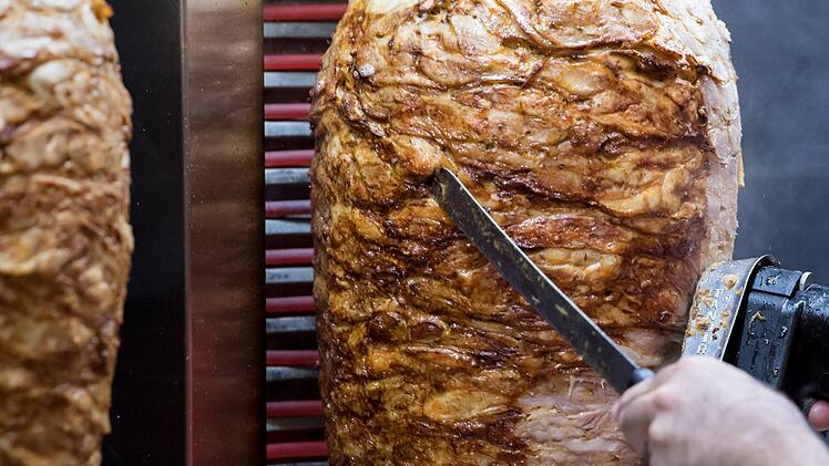 Ein Schweinfurter Dönerladen verursachte die Umleitung des Faschingsumzugs. Symbolbild: Sven Hoppe/dpa
