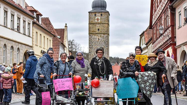 Der Eberner Gaudiwurm trotzte dem trüben Wetter und versprühte tolle Faschingsstimmung. Foto: Ryan Evans