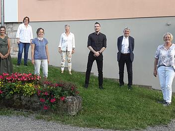 Die Mitgliederversammlung der August-Kömpel-Musikschule wählte Jan Marberg (3. von rechts) zum Vorsitzenden. Unterstützen werden den 32-Jährigen bei seiner neuen Aufgabe Charlotte Richter (von links), Daniela Wagner, Katja Dittmayer, Margarete Weiner, Jürgen Pfister und Cornelia Borowski. Foto: Rolf Pralle