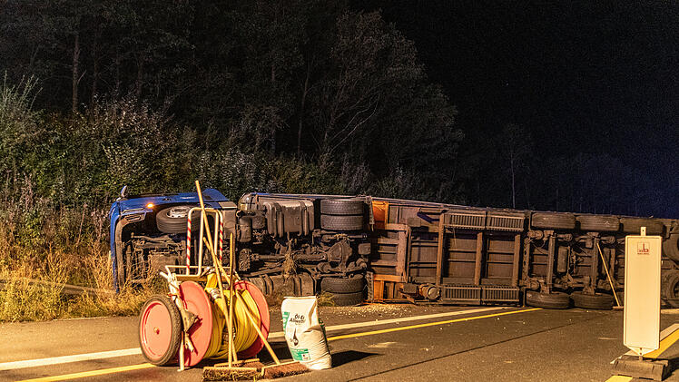Lastwagen st&uuml;rzt nach Sekundenschlaf zur Seite