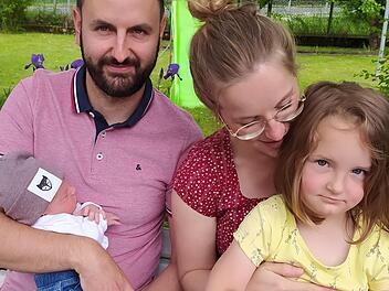 Alles gut gegangen: Am 29. Mai wurde der kleine Friedrich unter ganz besonderen Umständen geboren. Mit im Bild Joachim und Luisa Hein mit Tochter Lieselotte.