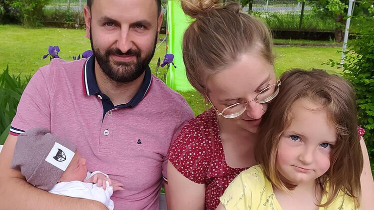 Alles gut gegangen: Am 29. Mai wurde der kleine Friedrich unter ganz besonderen Umständen geboren. Mit im Bild Joachim und Luisa Hein mit Tochter Lieselotte.