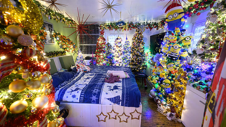 Familie schmückt Haus mit 600 Weihnachtsbäumen