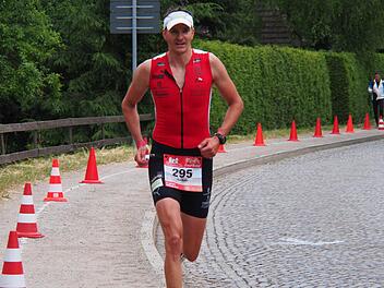 Jochen Blasch teilte sich sein Rennen perfekt ein und erfüllte am Ende fast punktgenau sein selbst gestecktes Ziel, vier Minuten pro Lauf-Kilometer zu brauchen.