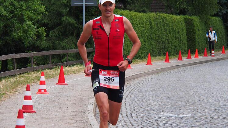 Jochen Blasch teilte sich sein Rennen perfekt ein und erfüllte am Ende fast punktgenau sein selbst gestecktes Ziel, vier Minuten pro Lauf-Kilometer zu brauchen.