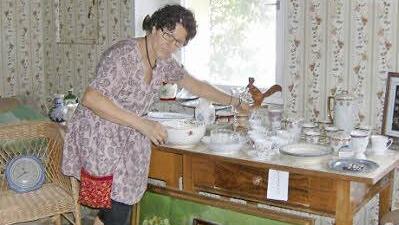 Snezana Braun ordnet den Verkaufstisch.