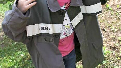 Schuhgröße 45 und Feuerwehrjacke bis zu den Knöcheln: "Ganz schön anstrengend", findet Alina.