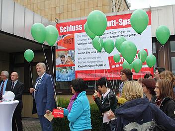 Mit dem Plakat "Schluss mit dem Kaputt-Sparen", roten Karten und Luftballons (als Zeichen, dass den Krankenhäusern die Luft ausgeht) demonstrierten Mitarbeiter der Haßfurter Klinik gegen die geplante Krankenhausreform. Mit im Bild, von links: Haßfurts Bürgermeister Günther Werner, Landrat Wilhelm Schneider und der Vorstandsvorsitzende des Kommunalunternehmens Haßberg-Kliniken, Stephan Kolck.  Fotos: Klaus Schmitt