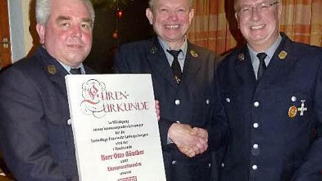 Otto Günther (Mitte) wurde aufgrund seiner jahrzehntelangen Verdienste für die Ludwigschorgaster Feuerwehr zum Ehrenvorsitzenden ernannt. Die große Ehrenurkunde überreichten seinen Stellvertreter Ottmar Neff (links) und Alfred Schreier bei der Hauptversammlung.