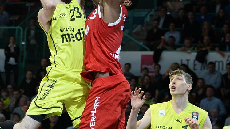 Jake Odum wird vomMünchner Vitalis Chikoko geblockt. Foto: Peter Mularczyk