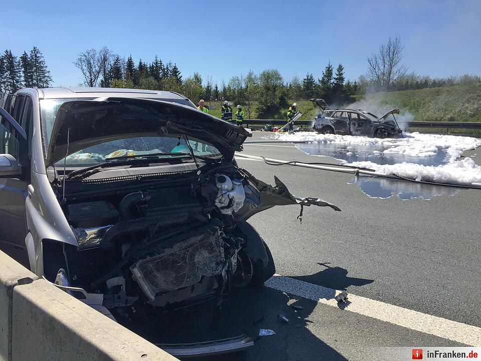 Pkw brennt nach Crash auf der A9 bei Selbitz aus