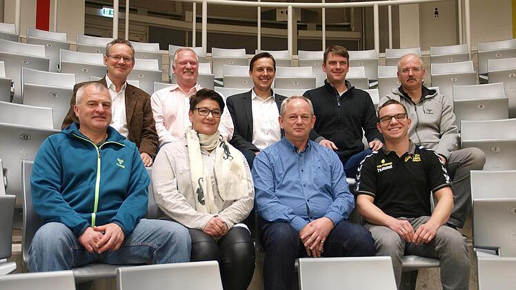 Nahezu in seinen Ämtern bestätigt wurde am Donnerstag der Vorstand des HSC Coburg (oben von links): Marten Beck, Holger Neumann, Stefan Apfel, Michael Häfner, Ralf Bauke; (unten von links): Jens Pussert, Iris Bilek, Winfried Schäftlein und Kevin von Heyking. Foto: Christoph Winter