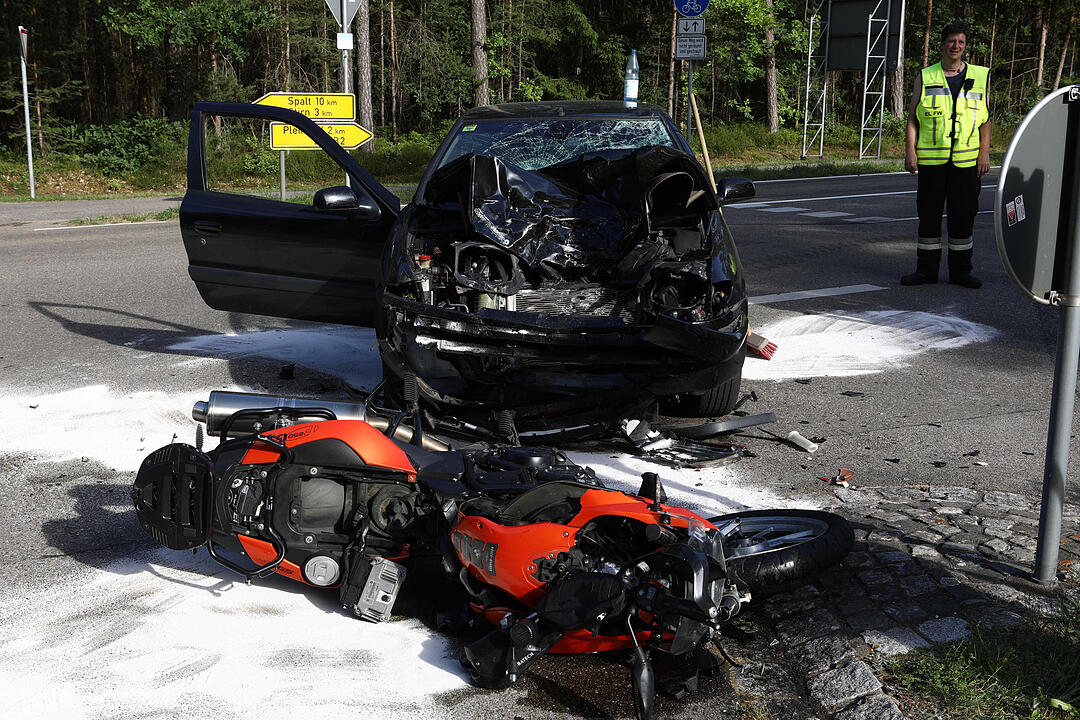 Pleinfeld: 22-jährige Bikerin stirbt bei Unfall