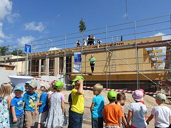 Eine Zeitkapsel wird beim Richtfest in die Decke gelegt. Foto: Petra Malbrich