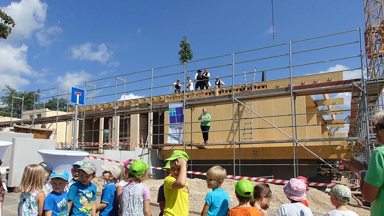 Eine Zeitkapsel wird beim Richtfest in die Decke gelegt. Foto: Petra Malbrich