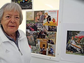 Rose Meerwein gehört mit ihren 85 Jahren zu den älteren Kunstschaffenden, die beim Symposium auf der Plassenburg dabei sind. Brave und gefällige Kunst liegen der Ex-Kulmbacherin, die seit 1961 in Berlin lebt, nicht: Sie zeigt politische Collagen. Fotos: Sonny Adam