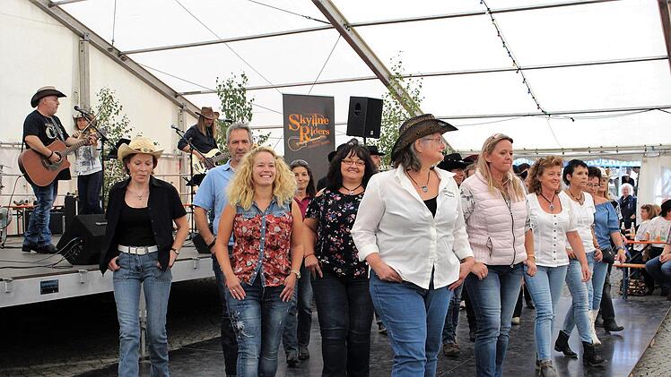 Line Dance zur Country Music von "Skyline Riders”Evi Seeger