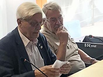 Der alte und neue Vorsitzende des Seniorenbeirates: Brüne Soltau (links). Einstimmig wurde er durch die zehn stimmberechtigten Mitglieder wiedergewählt.  Foto: Michael Busch