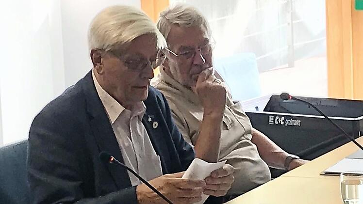 Der alte und neue Vorsitzende des Seniorenbeirates: Brüne Soltau (links). Einstimmig wurde er durch die zehn stimmberechtigten Mitglieder wiedergewählt.  Foto: Michael Busch