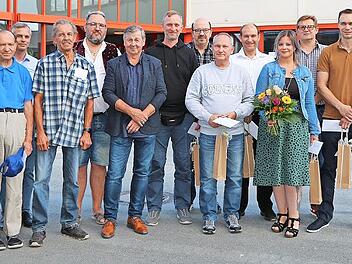 Die Arbeitsjubilare der Firma Dörnhöfer Stahl- und Metallbau mit Geschäftsführer Bernd Dörnhöfer (Fünfter von links)