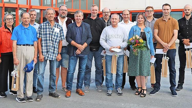 Die Arbeitsjubilare der Firma Dörnhöfer Stahl- und Metallbau mit Geschäftsführer Bernd Dörnhöfer (Fünfter von links)