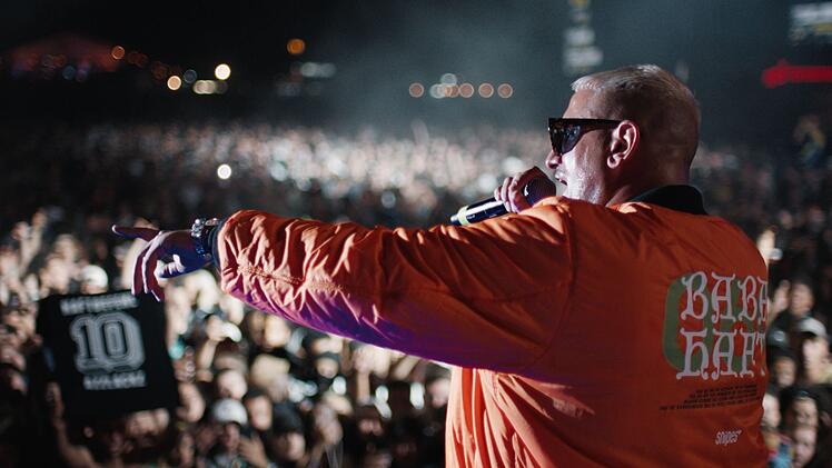 Für die Musik würde er alles tun: Haftbefehl geht auch auf die Bühne, wenn er selbst in Lebensgefahr schwebt. So jedenfalls erzählt es die Netflix-Doku "Babo - Die Haftbefehl-Story".