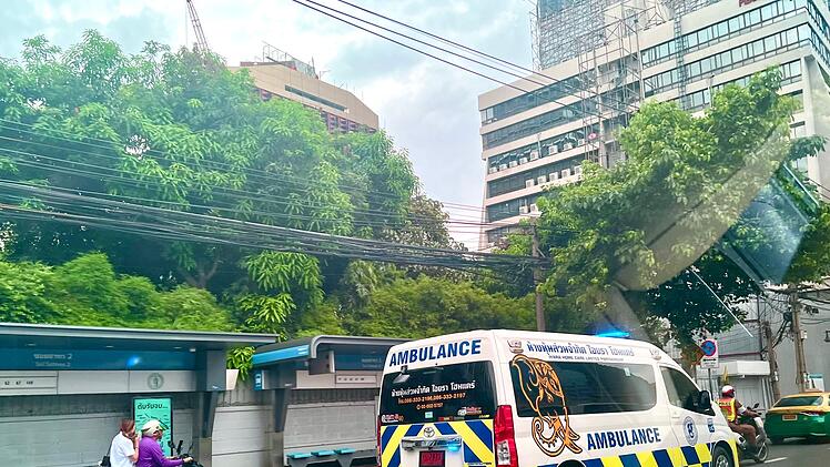 Zwei neugeborene Babys in Bangkok zurückgelassen gefunden