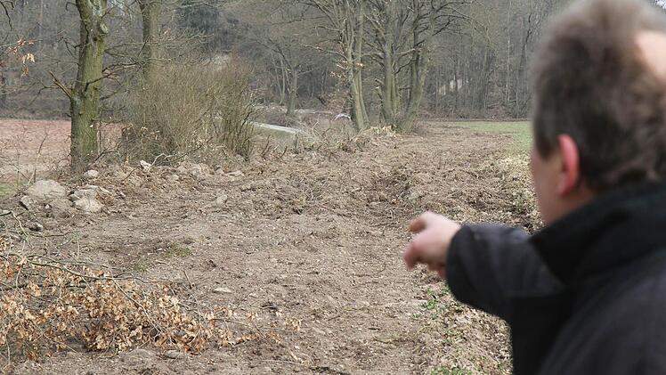 Nur ein Einzelfall? In der Schutzzone des Naturparks Steigerwald bei Burgwindheim wurden ohne Genehmigung Bäume und Hecken aus dem Boden gefräst und Wege planiert. Das Landratsamt hat bereits ein Bußgeldverfahren eingeleitet. Foto: Michael Gründel