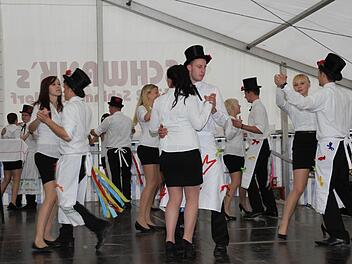 Am Betzentanz im Festzelt beteiligten sich dieses Jahr besonders viele Tanzpaare. Foto: Erlwein