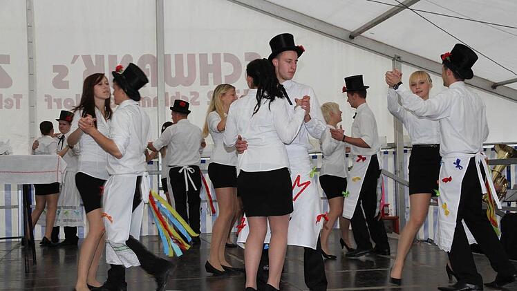 Am Betzentanz im Festzelt beteiligten sich dieses Jahr besonders viele Tanzpaare. Foto: Erlwein