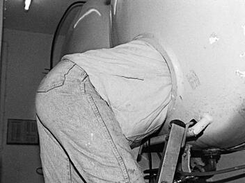 Großreinemachen: selbst die Tanks werden von innen geschrubbt.  Foto: Johannes Karch