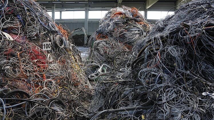 Die Firma Loacker recycelt Kabelschrott.