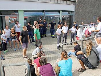 Es ist geschafft: Etwa 30 Helfer des Roten Kreuzes und des Technischen Hilfswerks haben am Samstag die Turnhalle West in Haßfurt für die Ankunft der Flüchtlinge vorbereitet. Sie stellten 60 Feldbetten auf. Danach trafen sie sich zur Schlussbesprechung vor der Turnhalle.