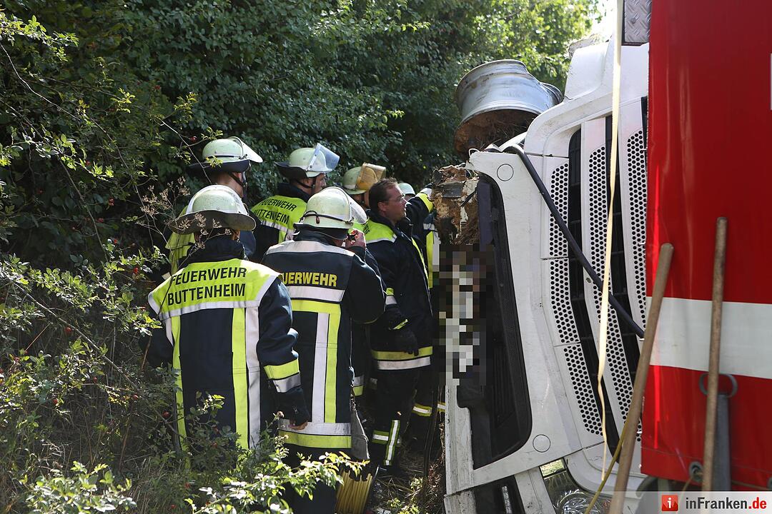 Unfall auf A73 bei Buttenheim: Lkw umgekippt