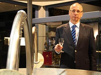 Am Georgi-Sprudel: Professor Christoph Gutenbrunner von der Medizinischen Hochschule Hannover stellt den Bad Brückenauer Heilquellen ein sehr gutes Zeugnis aus. Foto: Ulrike Müller