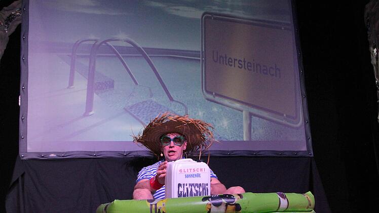 Als Bürgermeister Volker Schmiechen geht Hansi Hümmer baden. Foto: Jürgen Gärtner