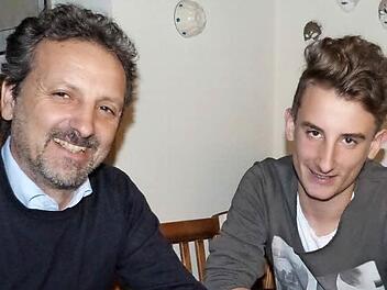 "Back to the roots" hei&szlig;t es f&uuml;r Fulvio Bifano (l.) seit nunmehr sieben Jahren. In Hof lernte er das Fu&szlig;ball-Ein-mal-eins auf der Stra&szlig;e, und seit Januar ist der Wirsberger Chefcoach der U19-Junioren der SpVgg Bayern Hof. Mit im Kader auch sein Sohn Elia (r.), der als hoffnungsvolles Talent gilt. Foto: Werner Rei&szlig;aus