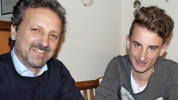 "Back to the roots" hei&szlig;t es f&uuml;r Fulvio Bifano (l.) seit nunmehr sieben Jahren. In Hof lernte er das Fu&szlig;ball-Ein-mal-eins auf der Stra&szlig;e, und seit Januar ist der Wirsberger Chefcoach der U19-Junioren der SpVgg Bayern Hof. Mit im Kader auch sein Sohn Elia (r.), der als hoffnungsvolles Talent gilt. Foto: Werner Rei&szlig;aus