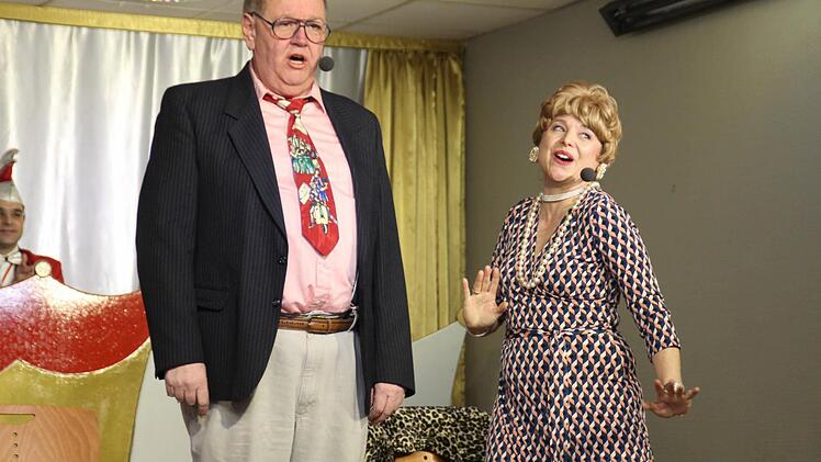 Der singende Stadtrat Klaus Bollwein und Birgit Schreiber als Hermann und Mathilde. Foto: Werner Vogel