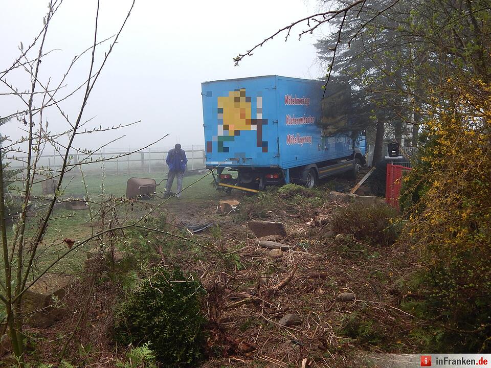 Lkw fährt bei Neudrossenfeld in Vorgarten
