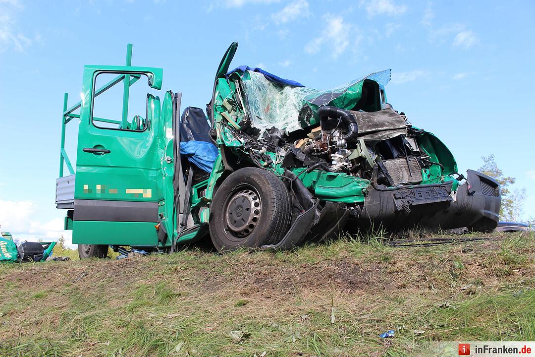 A9: Kleintransporter prallt gegen Heck eines Lkws – drei Menschen schwer verletzt