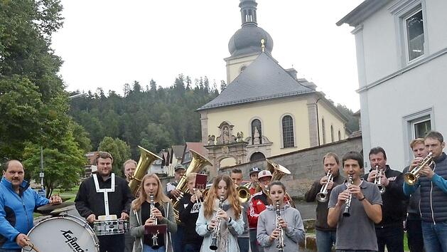 Der Musikverein Glosberg zog von Haus zu Haus und spielte seine St&auml;nderla. Am Sonntagnachmittag gab's ein stimmungsvolles Standkonzert. Foto: K.- H. Hofmann
