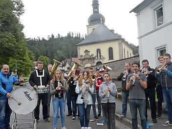Der Musikverein Glosberg zog von Haus zu Haus und spielte seine Ständerla. Am Sonntagnachmittag gab's ein stimmungsvolles Standkonzert. Foto: K.- H. Hofmann