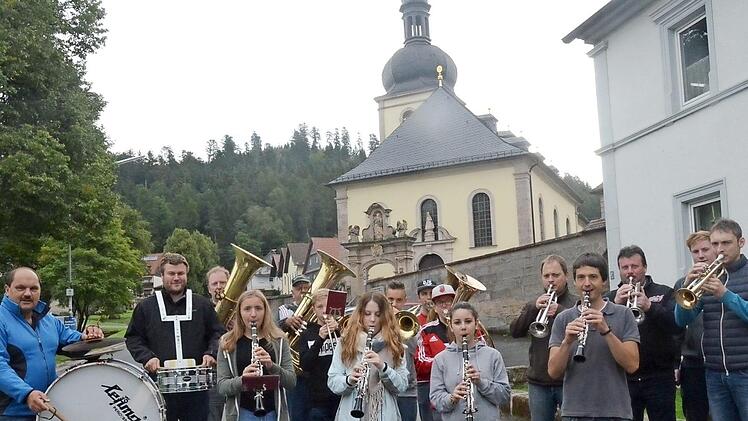 Der Musikverein Glosberg zog von Haus zu Haus und spielte seine Ständerla. Am Sonntagnachmittag gab's ein stimmungsvolles Standkonzert. Foto: K.- H. Hofmann