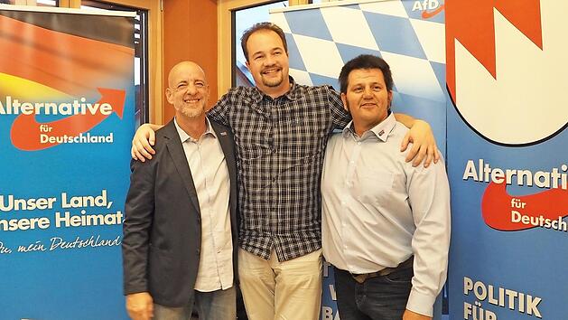 Nach der Wahl lagen sich (von links) Martin B&ouml;hm (Vorsitzender des Kreisverbands Coburg), Martin Sichert (bayerischer Landesvorsitzender) und der neue Kronacher Ortsverbandsvorsitzende Harald Meu&szlig;geier f&uuml;r ein Foto in den Armen. Foto: Theresa Schiffl